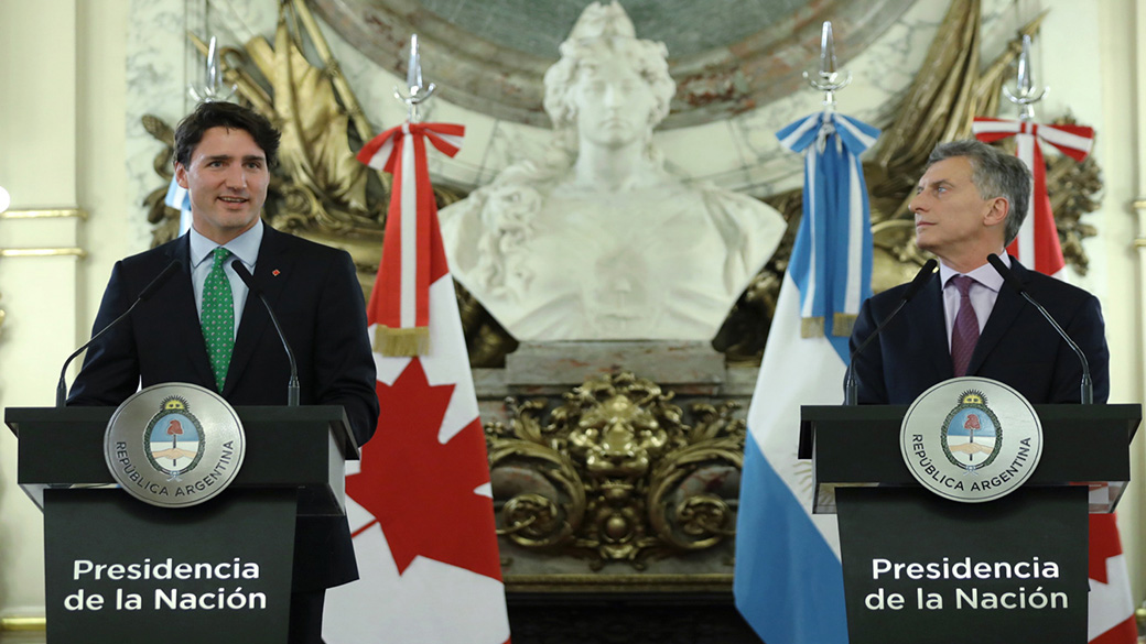Le premier ministre Trudeau lors d’une conférence de presse pendant sa première visite officielle en Argentine
