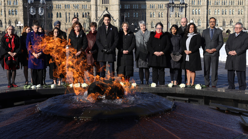 Le premier ministre Justin Trudeau et des membres du Cabinet déposent des fleurs en souvenir des victimes du massacre de l’École Polytechnique de Montréal.