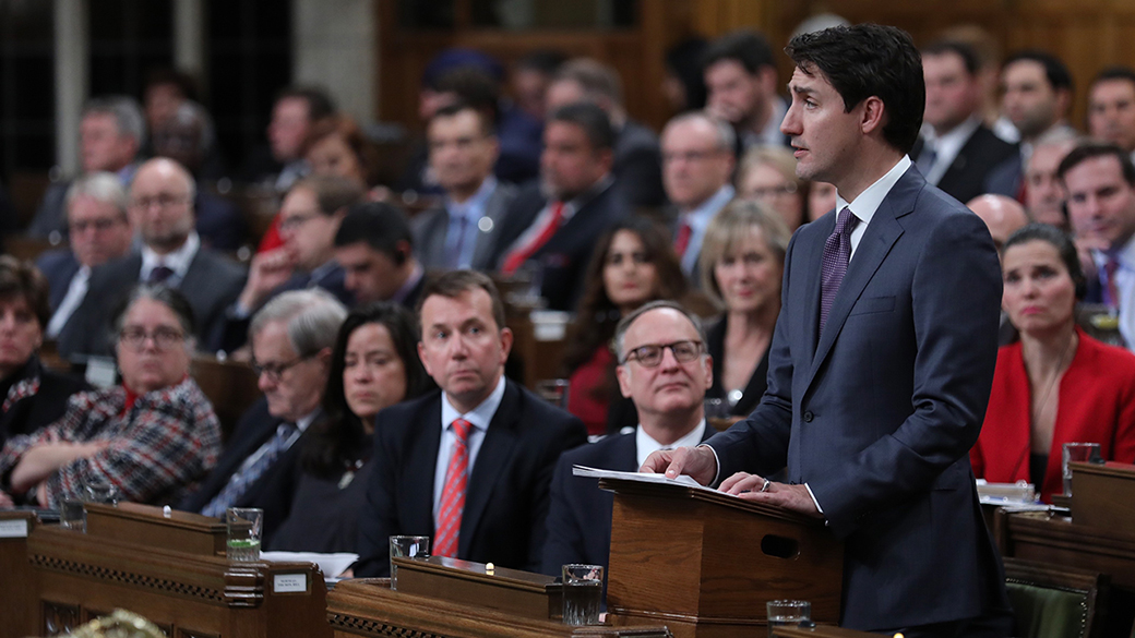 Le premier ministre Justin Trudeau présente des excuses aux Canadiens LGBTQ2 devant la Chambre des Communes
