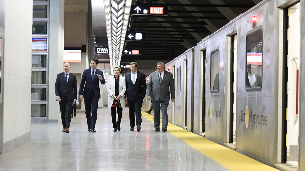 Le premier ministre Justin Trudeau, Kathleen Wynne, John Tory, Wayne Emmerson et Josh Colle annoncent la fin des travaux de prolongement de la ligne de métro Toronto-York Spadina.