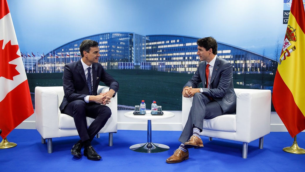 PM Trudeau sits and talks with the Prime Minister of Spain.