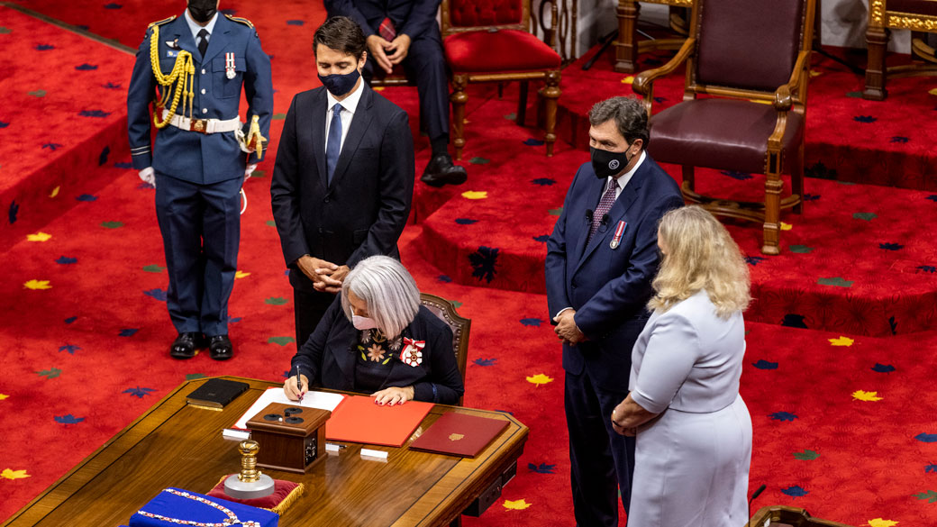 The Governor General, Her Excellency the Right Honourable Mary Simon, signs the Oath Registry.