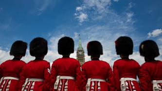 Photo numéro 1 de la galerie de photos Le premier ministre Justin Trudeau et madame Grégoire Trudeau assistent au spectacle de midi de la fête du Canada sur la Colline du Parlement