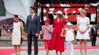 Photo numéro 4 de la galerie de photos Le premier ministre Justin Trudeau et madame Grégoire Trudeau assistent au spectacle de midi de la fête du Canada sur la Colline du Parlement