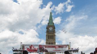 Photo numéro 5 de la galerie de photos Le premier ministre Justin Trudeau et madame Grégoire Trudeau assistent au spectacle de midi de la fête du Canada sur la Colline du Parlement