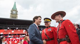 Photo numéro 6 de la galerie de photos Le premier ministre Justin Trudeau et madame Grégoire Trudeau assistent au spectacle de midi de la fête du Canada sur la Colline du Parlement