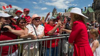 Photo numéro 10 de la galerie de photos Le premier ministre Justin Trudeau et madame Grégoire Trudeau assistent au spectacle de midi de la fête du Canada sur la Colline du Parlement