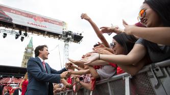 Photo numéro 13 de la galerie de photos Le premier ministre Justin Trudeau et madame Grégoire Trudeau assistent au spectacle de midi de la fête du Canada sur la Colline du Parlement