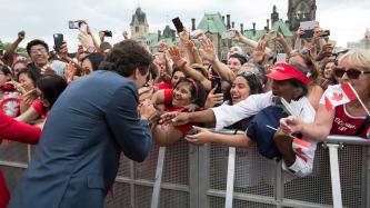 Photo numéro 14 de la galerie de photos Le premier ministre Justin Trudeau et madame Grégoire Trudeau assistent au spectacle de midi de la fête du Canada sur la Colline du Parlement