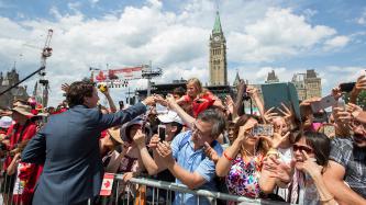 Photo numéro 15 de la galerie de photos Le premier ministre Justin Trudeau et madame Grégoire Trudeau assistent au spectacle de midi de la fête du Canada sur la Colline du Parlement