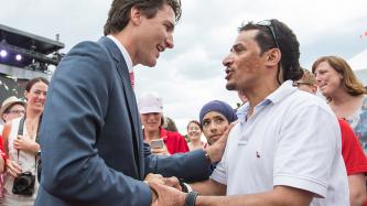 Photo numéro 16 de la galerie de photos Le premier ministre Justin Trudeau et madame Grégoire Trudeau assistent au spectacle de midi de la fête du Canada sur la Colline du Parlement