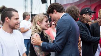 Photo numéro 20 de la galerie de photos Le premier ministre Justin Trudeau et madame Grégoire Trudeau assistent au spectacle de midi de la fête du Canada sur la Colline du Parlement