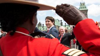 Photo numéro 23 de la galerie de photos Le premier ministre Justin Trudeau et madame Grégoire Trudeau assistent au spectacle de midi de la fête du Canada sur la Colline du Parlement