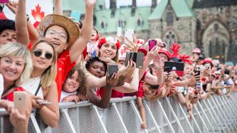 Photo numéro 24 de la galerie de photos Le premier ministre Justin Trudeau et madame Grégoire Trudeau assistent au spectacle de midi de la fête du Canada sur la Colline du Parlement