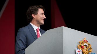 Photo numéro 26 de la galerie de photos Le premier ministre Justin Trudeau et madame Grégoire Trudeau assistent au spectacle de midi de la fête du Canada sur la Colline du Parlement