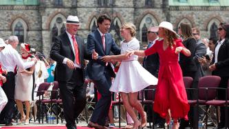 Photo numéro 31 de la galerie de photos Le premier ministre Justin Trudeau et madame Grégoire Trudeau assistent au spectacle de midi de la fête du Canada sur la Colline du Parlement