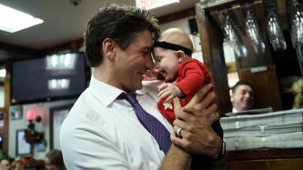 Photo number 1 from the photo gallery Prime Minister Trudeau and MP Peter Schiefke greet patrons at Smoke Meat Pete in L’Île-Perrot, Quebec