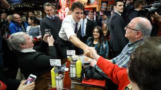 Photo numéro 2 de la galerie de photos Le premier ministre Trudeau et le député Peter Schiefke saluent des clients du restaurant Smoke Meat Pete, à L’Île-Perrot, au Québec