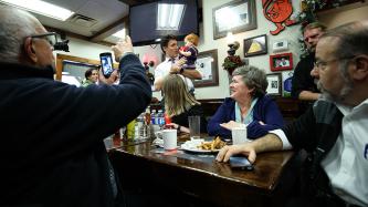 Photo numéro 3 de la galerie de photos Le premier ministre Trudeau et le député Peter Schiefke saluent des clients du restaurant Smoke Meat Pete, à L’Île-Perrot, au Québec