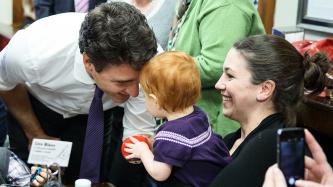 Photo numéro 4 de la galerie de photos Le premier ministre Trudeau et le député Peter Schiefke saluent des clients du restaurant Smoke Meat Pete, à L’Île-Perrot, au Québec