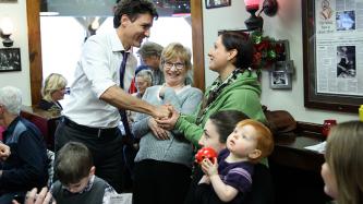 Photo numéro 5 de la galerie de photos Le premier ministre Trudeau et le député Peter Schiefke saluent des clients du restaurant Smoke Meat Pete, à L’Île-Perrot, au Québec