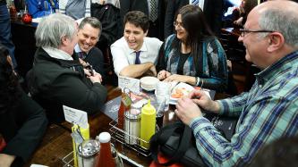 Photo numéro 6 de la galerie de photos Le premier ministre Trudeau et le député Peter Schiefke saluent des clients du restaurant Smoke Meat Pete, à L’Île-Perrot, au Québec