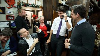 Photo number 7 from the photo gallery Prime Minister Trudeau and MP Peter Schiefke greet patrons at Smoke Meat Pete in L’Île-Perrot, Quebec