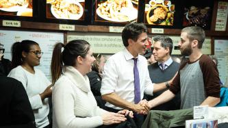 Photo numéro 8 de la galerie de photos Le premier ministre Trudeau et le député Peter Schiefke saluent des clients du restaurant Smoke Meat Pete, à L’Île-Perrot, au Québec