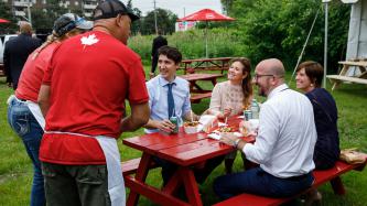 Photo number 3 from the photo gallery Prime Minister Justin Trudeau,  Sophie Grégoire Trudeau, Belgian Prime Minister Charles Michel, and Amélie Derbaudrenghien enjoy lunch at Claude Chip Wagon in Ottawa