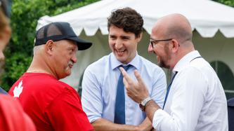 Photo number 4 from the photo gallery Prime Minister Justin Trudeau,  Sophie Grégoire Trudeau, Belgian Prime Minister Charles Michel, and Amélie Derbaudrenghien enjoy lunch at Claude Chip Wagon in Ottawa