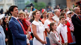 Photo numéro 1 de la galerie de photos Le premier ministre Justin Trudeau, Sophie Grégoire Trudeau et leurs enfants assistent aux célébrations de la Fête du Canada, sur la Colline du Parlement