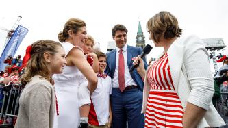 Photo numéro 16 de la galerie de photos Le premier ministre Justin Trudeau, Sophie Grégoire Trudeau et leurs enfants assistent aux célébrations de la Fête du Canada, sur la Colline du Parlement