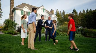 Photo numéro 1 de la galerie de photos Le premier ministre Justin Trudeau et Sophie Grégoire Trudeau accueillent le roi Abdallah II de Jordanie et le prince héritier Hussein au lac Mousseau