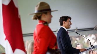 Photo number 3 from the photo gallery Prime Minister Justin Trudeau and Minister Ahmed Hussen take part in a citizenship ceremony in Kelowna, British Columbia