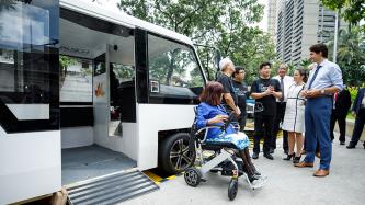 Le premier ministre Justin Trudeau et la ministre Chrystia Freeland parlent avec les innovateurs philippino-canadiens à côté du nouveau véhicule de transport en commun électronique Jeepney