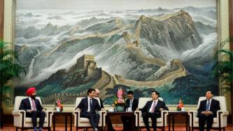 Le premier ministre Justin Trudeau et le ministre Navdeep Bains rencontrent le président Zhang Dejiang