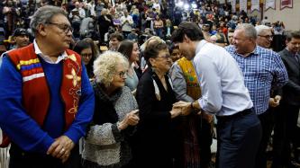 Le premier ministre Justin Trudeau serre la main d'une personne du public lors d'une discussion publique.