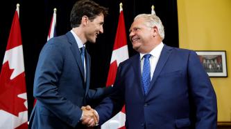 Le premier ministre Justin Trudeau serre la main du premier ministre de l’Ontario, Doug Ford.