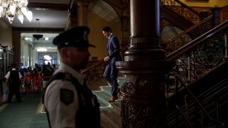 Le premier ministre Justin Trudeau descend un escalier à Queen’s Park, à Toronto.