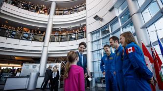 Ella-Grace parle au PM Trudeau et à trois astronautes