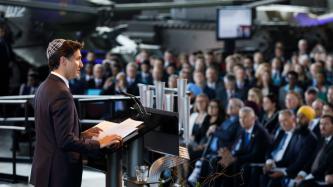 Le PM Trudeau parle sur une tribune  