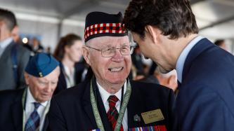 Le PM Trudeau discute avec un vétéran canadien