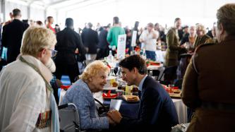 Le PM Trudeau discute avec une femme âgée