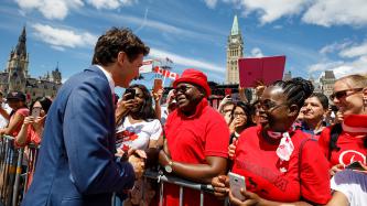 Le PM Trudeau salue un homme dans la foule