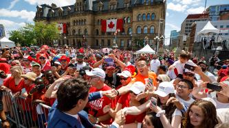 Le PM Trudeau salue les membres de la foule