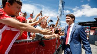 Le PM Trudeau salue les membres de la foule