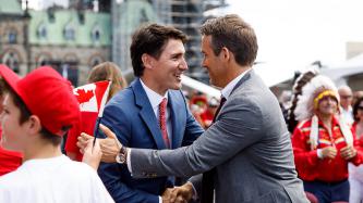 Le PM Trudeau serre la main de Ryan Reynolds