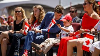 Le PM Trudeau se penche pour parler à son fils Hadrien