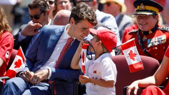 Le PM Trudeau et son fils Hadrien se regardent