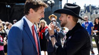 Le PM Trudeau parle avec le chanteur Brett Kissel